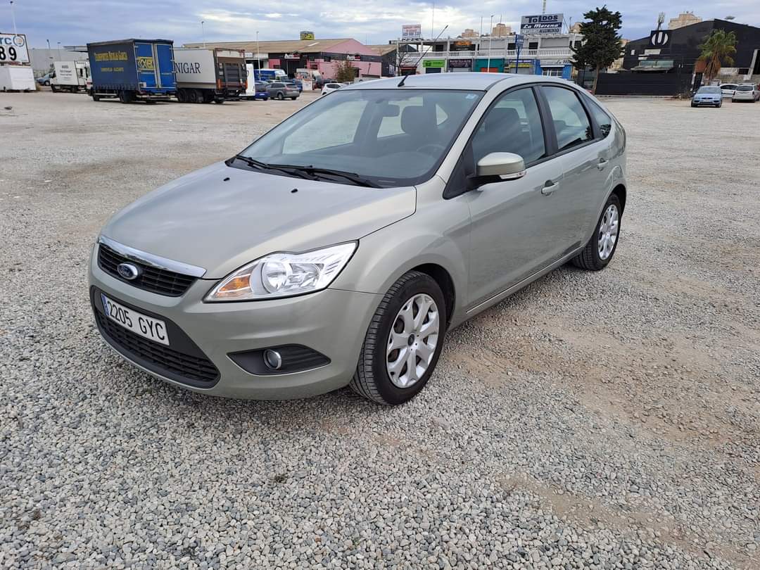 Ford Focus Hatchback 2010 (manual)